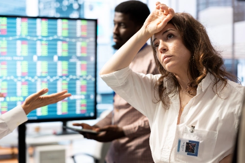 Qué es el drawdown: trader bajo presión emocional durante una racha de pérdidas en la cuenta