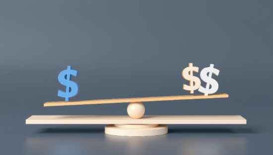 Representación 3D de una balanza con símbolos de dólar que ilustra el desequilibrio entre oferta y demanda o la relación riesgo-beneficio.