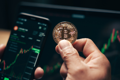 Diferencias entre acciones, forex, criptomonedas, materias primas e índices: trader analizando mercados financieros