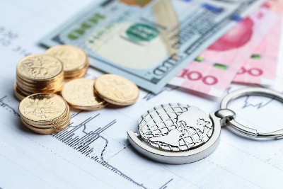 Qué es un par de divisas: monedas, billetes y globo terráqueo representando el mercado Forex global