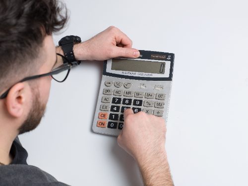 Qué es un pip y cómo se calcula: trader usando calculadora para medir movimientos del mercado Forex