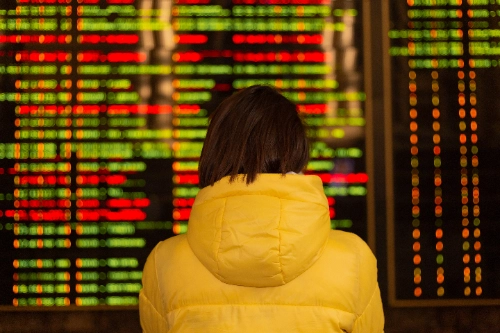 Qué es el margen y la llamada de margen: persona observando un panel de información financiera