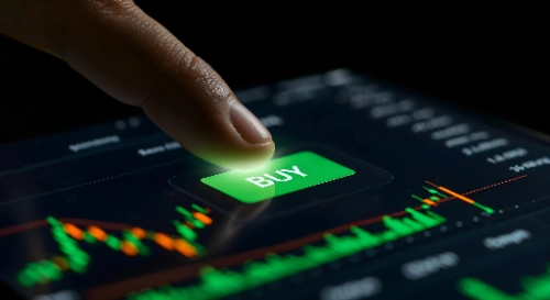 Primer plano en primer plano de un dedo presionando un botón verde brillante con la palabra "BUY" en la pantalla de una tableta con gráficos financieros de fondo.