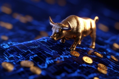 se presenta una imponente escultura tridimensional de un toro dorado con una textura pulida y brillante, posicionada de perfil sobre un fondo oscuro con sutiles destellos de luz.