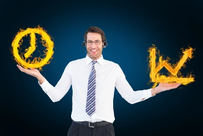 se muestra a un hombre sonriente con camisa, corbata y auriculares con micrófono, sosteniendo con sus manos abiertas un reloj en llamas a la izquierda y un gráfico de barras ascendente también en llamas a la derecha, sobre un fondo azul oscuro.se muestra a un hombre sonriente con camisa, corbata y auriculares con micrófono, sosteniendo con sus manos abiertas un reloj en llamas a la izquierda y un gráfico de barras ascendente también en llamas a la derecha, sobre un fondo azul oscuro.