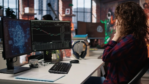 Cómo interpretar triángulos, banderas y cuñas en trading: patrones de continuación en análisis técnico