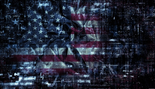 Una bandera de los Estados Unidos arrugada se fusiona con una densa matriz de código de programación.