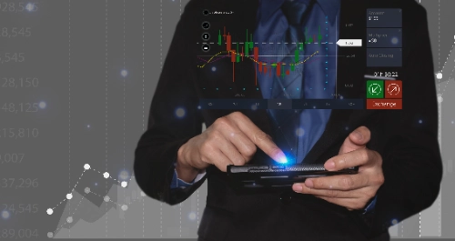 Un hombre con traje oscuro utiliza su teléfono celular interactuando con una interfaz flotante de gráficos de velas bursátiles y botones de compra/venta.