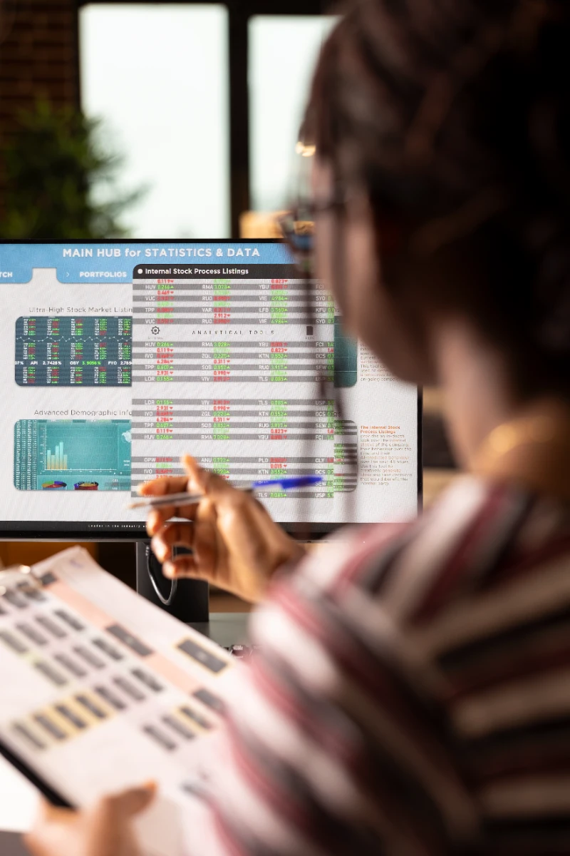 Trader comparando datos de cuenta durante un drawdown prolongado
